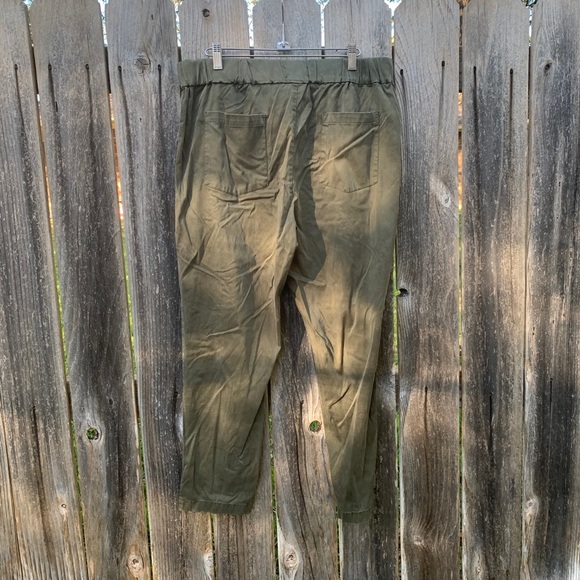 Lou & Grey Cargo Green Capri Joggers - Picture 5 of 7